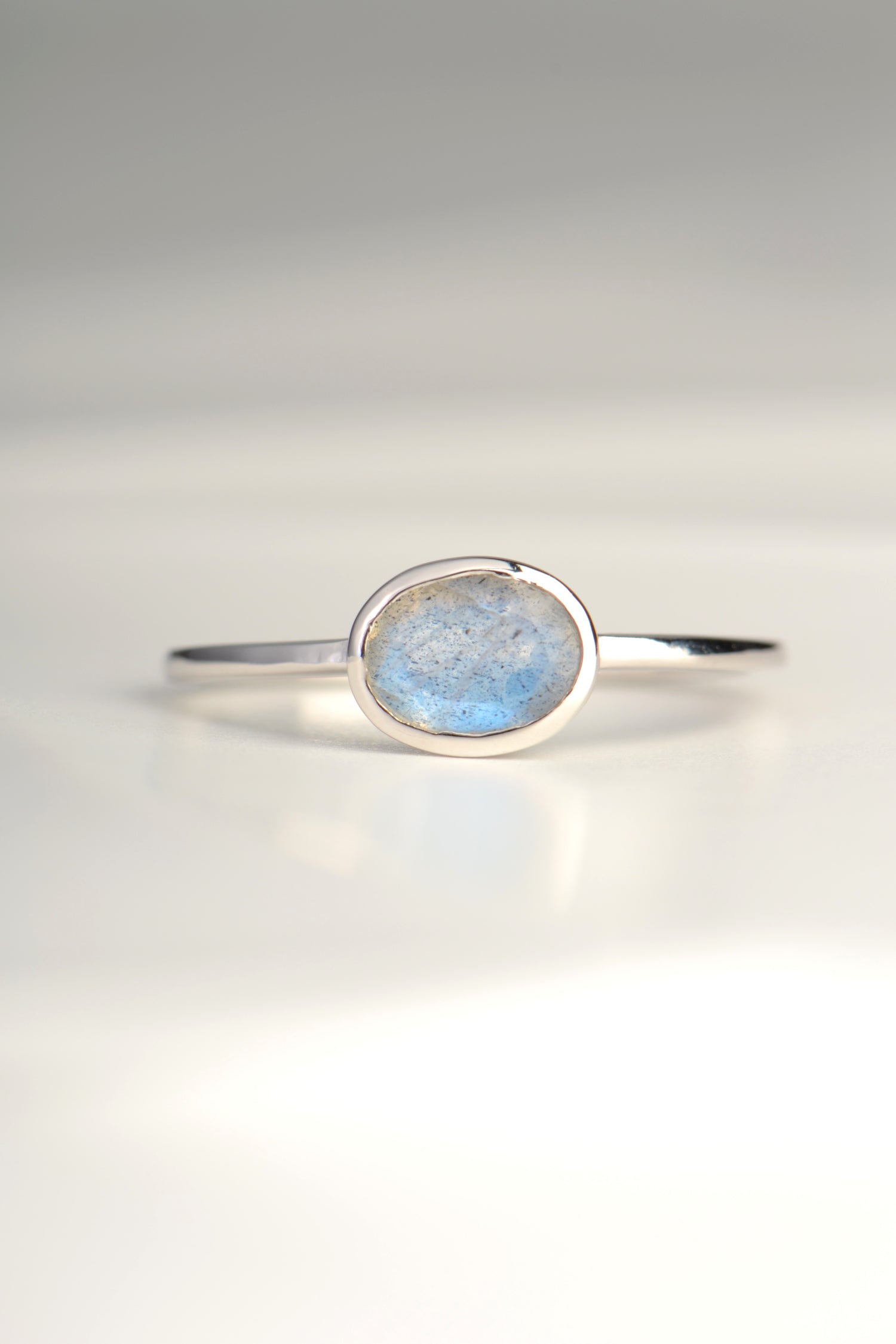 sterling silver delicate oval Labradorite gemstone ring - Jorge Revilla