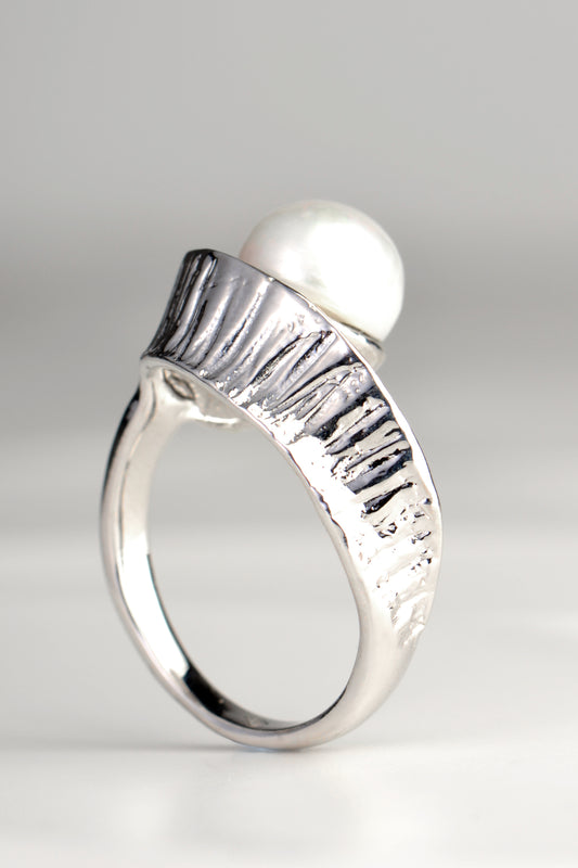 contemporary sculptural pearl ring that is special and different from jewellery designer Jorge Revilla